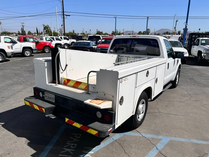 White, 2008 Ford F-250 Super Duty Image 9