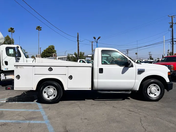 White, 2008 Ford F-250 Super Duty Image 4