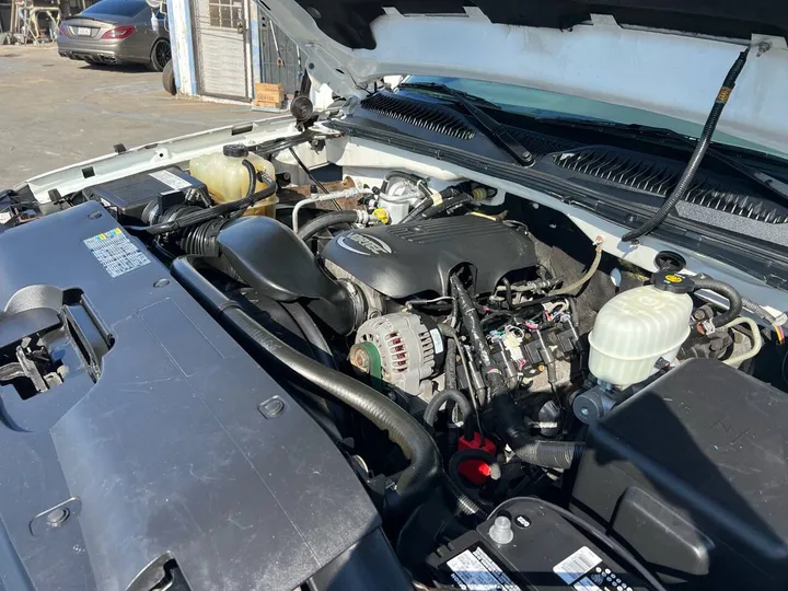 White, 2006 Chevrolet Silverado 2500HD Image 28