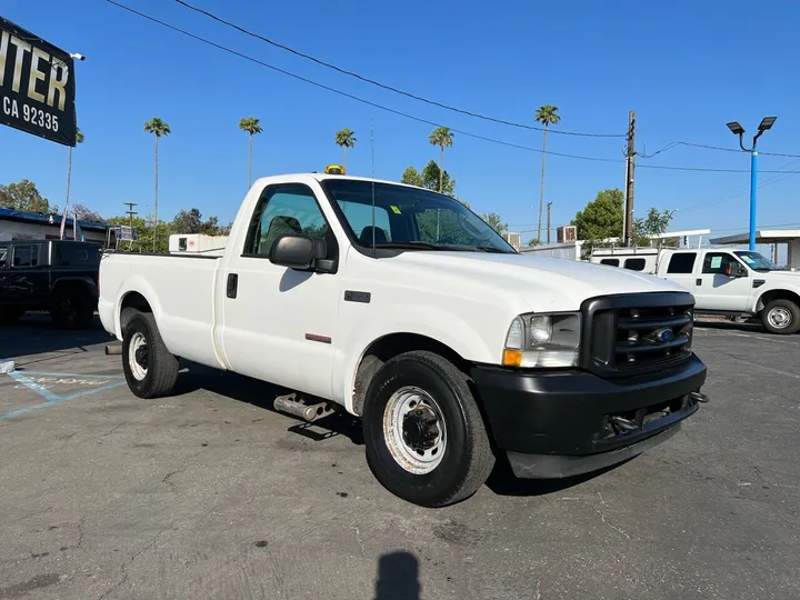 White, 2003 Ford F-350 Super Duty Image 3