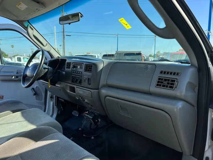 White, 2003 Ford F-350 Super Duty Image 24