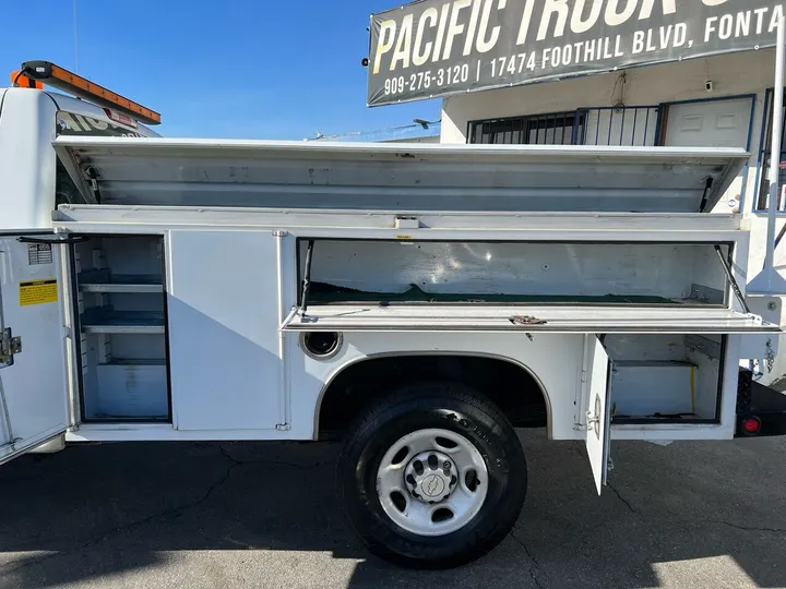 White, 2007 Chevrolet Silverado 2500HD Classic Image 21