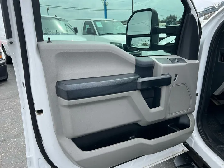 White, 2019 Ford F-250 Super Duty Image 25