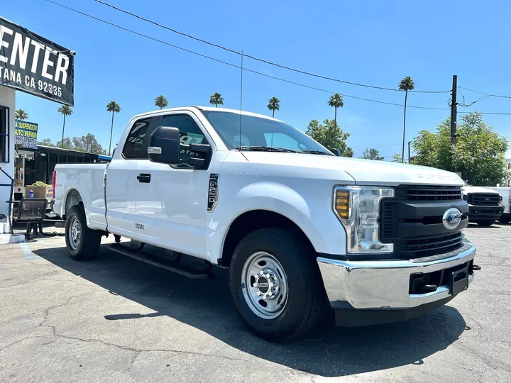 White, 2018 Ford F-250 Super Duty Image 4