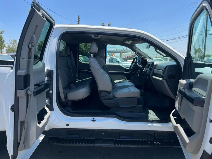 White, 2018 Ford F-250 Super Duty Image 7