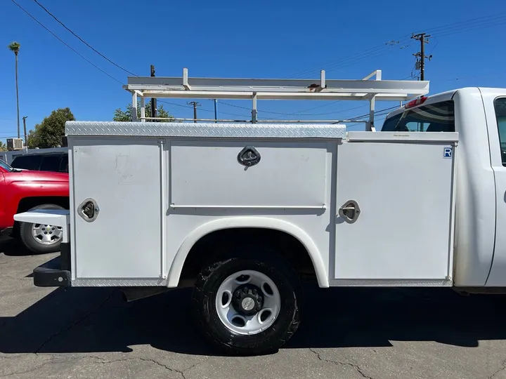 White, 2008 Chevrolet Silverado 2500HD Image 6