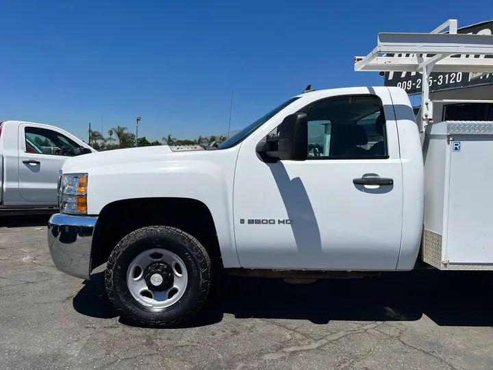 White, 2008 Chevrolet Silverado 2500HD Image 16