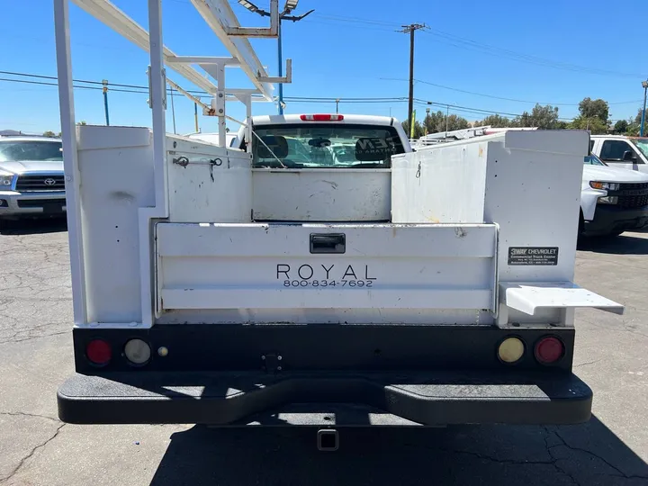 White, 2008 Chevrolet Silverado 2500HD Image 10