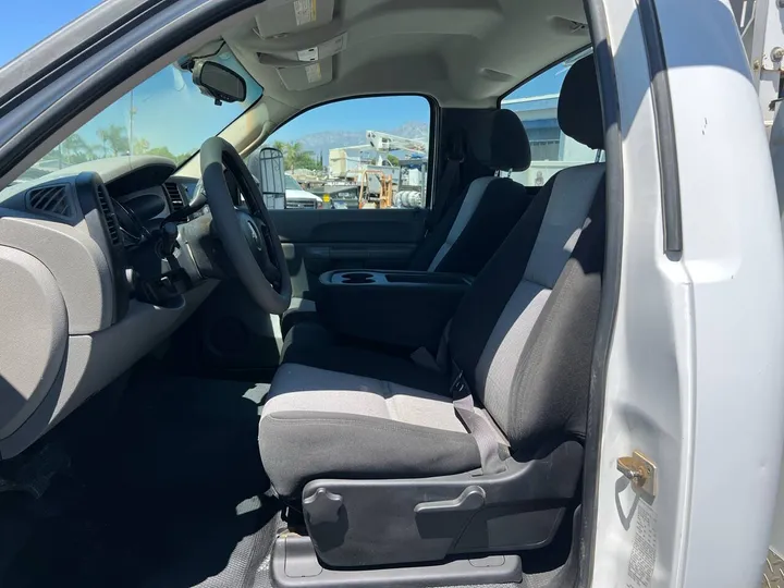 White, 2008 Chevrolet Silverado 2500HD Image 18