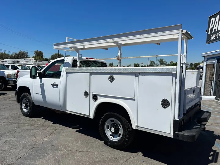 White, 2008 Chevrolet Silverado 2500HD Image 13