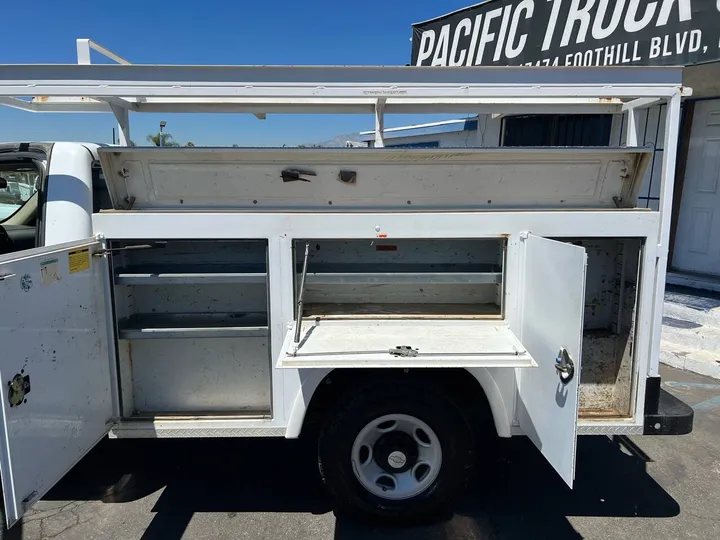 White, 2008 Chevrolet Silverado 2500HD Image 17