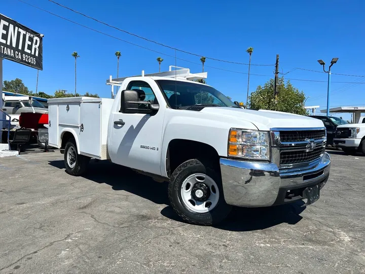 White, 2008 Chevrolet Silverado 2500HD Image 3