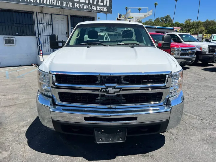 White, 2008 Chevrolet Silverado 2500HD Image 2