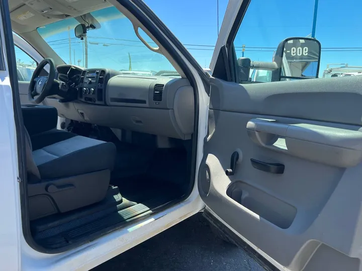 White, 2008 Chevrolet Silverado 2500HD Image 22