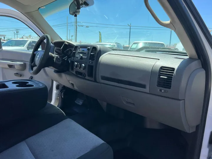 White, 2008 Chevrolet Silverado 2500HD Image 23