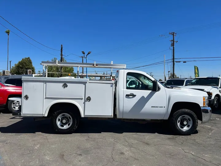 White, 2008 Chevrolet Silverado 2500HD Image 4