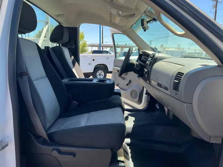 White, 2008 Chevrolet Silverado 2500HD Image 25