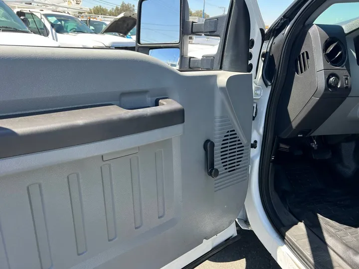 White, 2011 Ford F-550 Super Duty Image 13