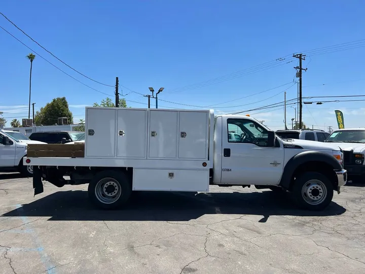 White, 2011 Ford F-550 Super Duty Image 4