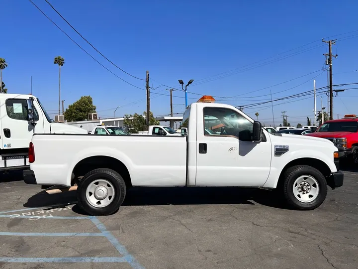 White, 2008 Ford F-250 Super Duty Image 4