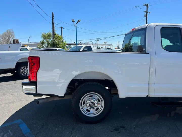 White, 2018 Ford F-250 Super Duty Image 7