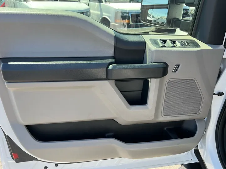 White, 2018 Ford F-250 Super Duty Image 18