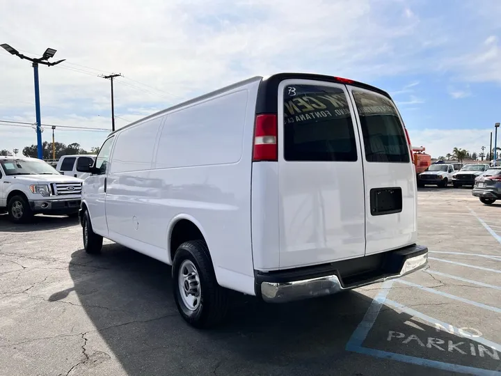 White, 2011 GMC Savana Image 16