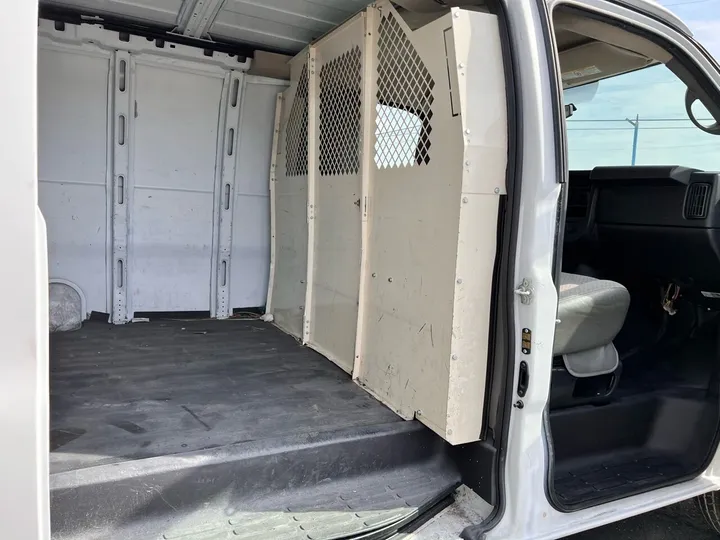 White, 2011 GMC Savana Image 9