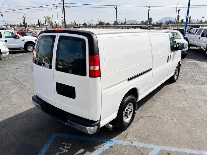 White, 2011 GMC Savana Image 14