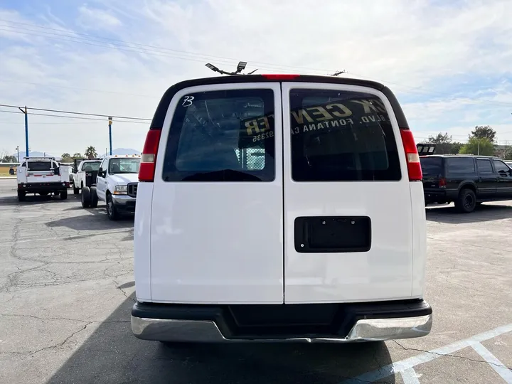 White, 2011 GMC Savana Image 15