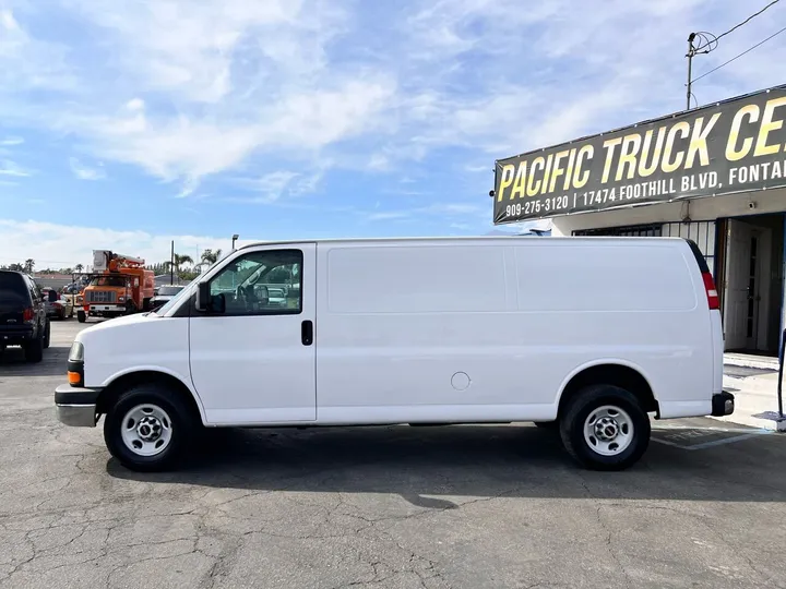 White, 2011 GMC Savana Image 17