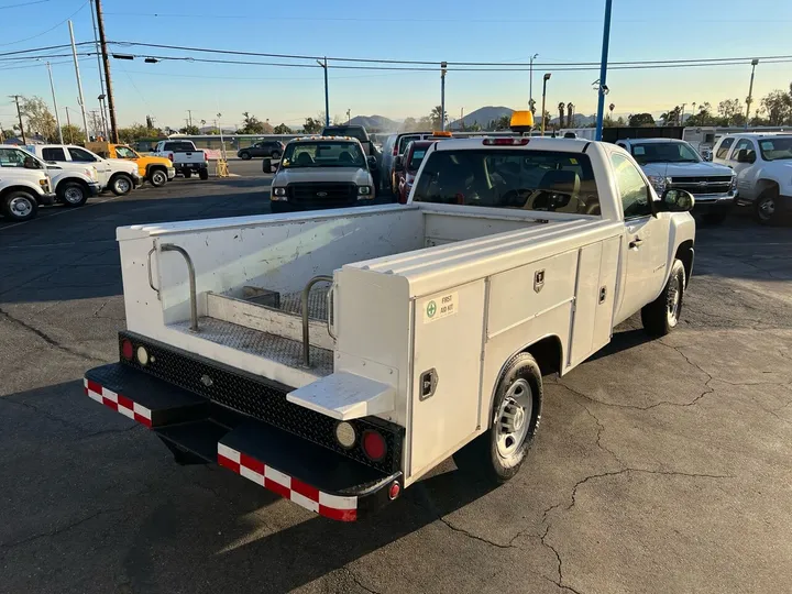 White, 2008 Chevrolet Silverado 2500HD Image 9