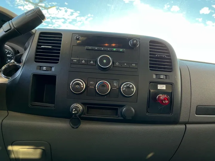 White, 2008 Chevrolet Silverado 2500HD Image 22