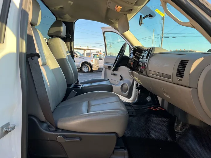 White, 2008 Chevrolet Silverado 2500HD Image 25