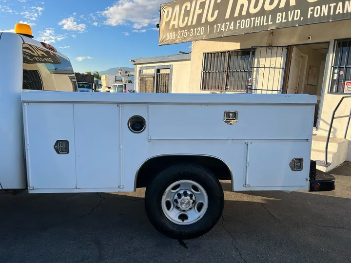 White, 2008 Chevrolet Silverado 2500HD Image 14