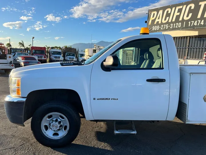 White, 2008 Chevrolet Silverado 2500HD Image 17