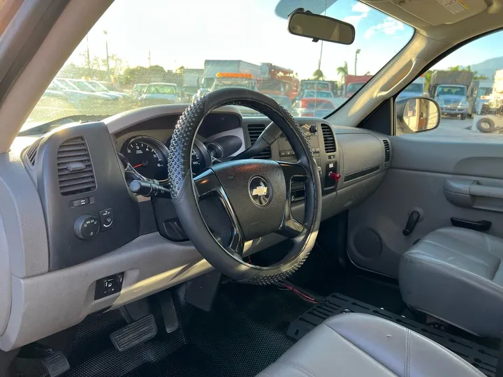 White, 2008 Chevrolet Silverado 2500HD Image 18