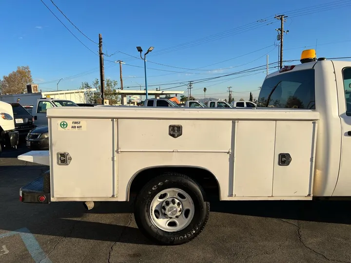 White, 2008 Chevrolet Silverado 2500HD Image 6