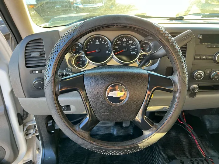 White, 2008 Chevrolet Silverado 2500HD Image 21