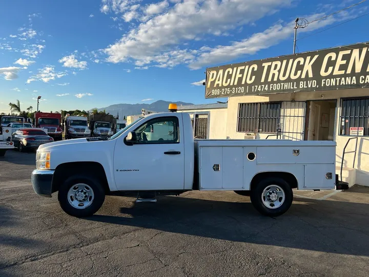 White, 2008 Chevrolet Silverado 2500HD Image 13