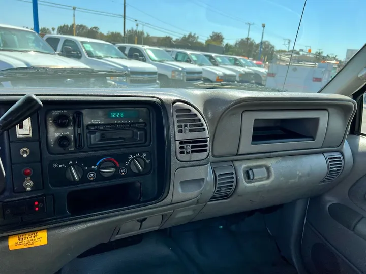 White, 1998 GMC Sierra 3500 Image 27