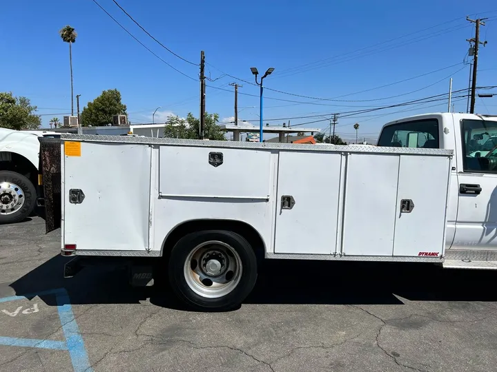 White, 1998 GMC Sierra 3500 Image 6