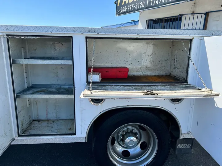 White, 1998 GMC Sierra 3500 Image 23