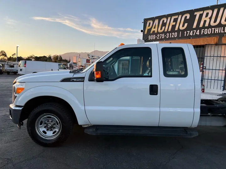 White, 2015 Ford F-350 Super Duty Image 17