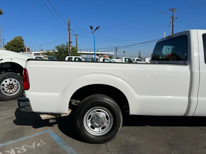 White, 2016 Ford F-250 Super Duty Image 6