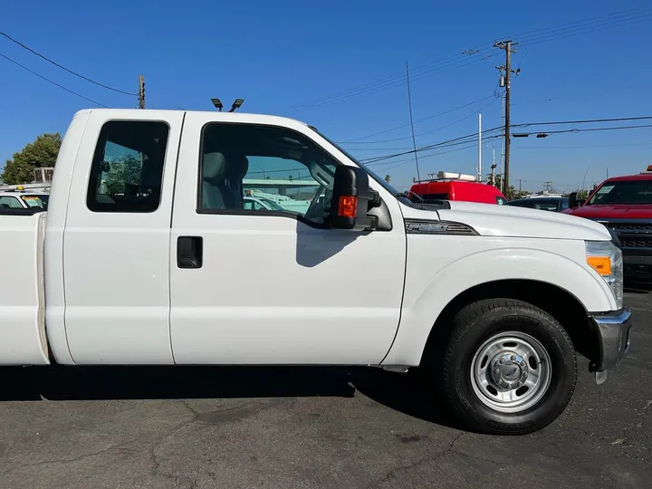 White, 2016 Ford F-250 Super Duty Image 5