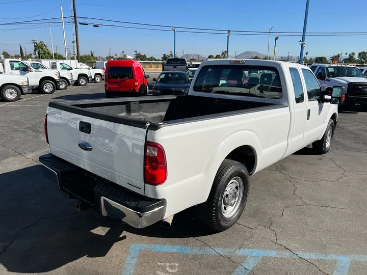 White, 2016 Ford F-250 Super Duty Image 8