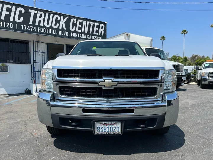 White, 2008 Chevrolet Silverado 2500HD Image 2