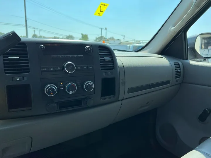 White, 2008 Chevrolet Silverado 2500HD Image 21