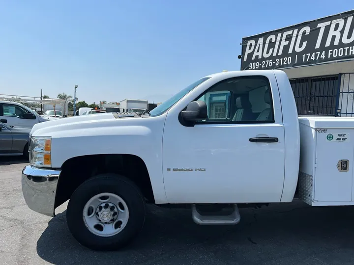 White, 2008 Chevrolet Silverado 2500HD Image 17